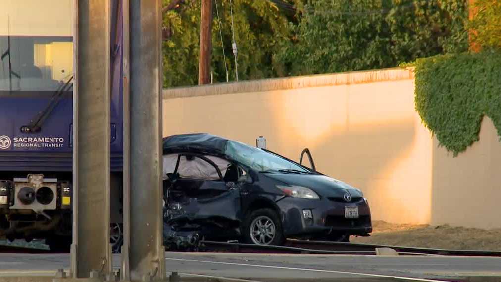 1 dead, 2 injured after light rail train hits vehicle in Rancho Cordova