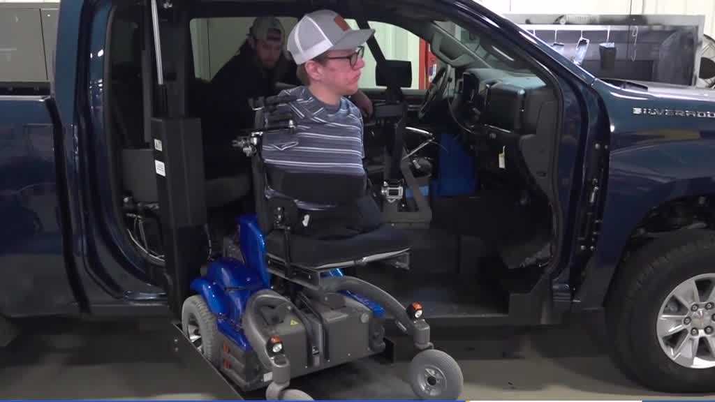 Iowa teen born without arms or legs gets custom truck