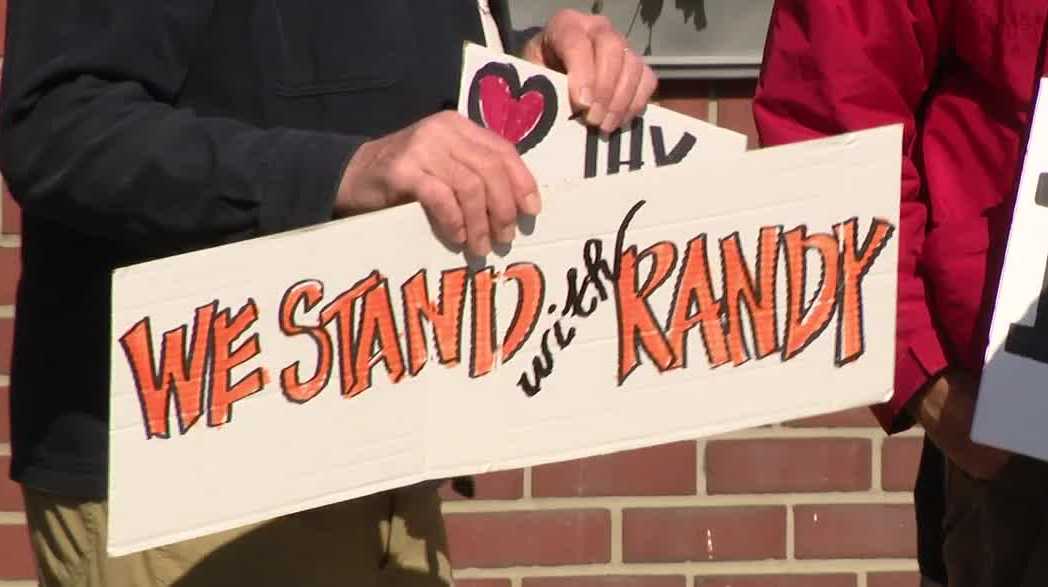 Springdale protest shows support for Allegheny County men detained by ICE