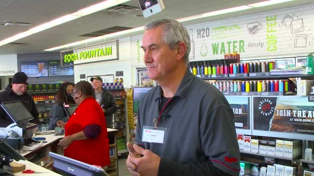 PD: Man reunited with his family thanks to clerk
