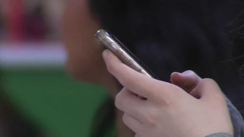 Hoover High School ditches cell phones, calls it a "mental health movement" - Vimarsana News