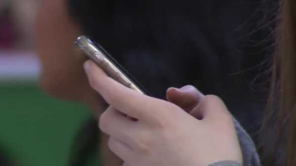 des moines school to ban phones to improve students' mental health