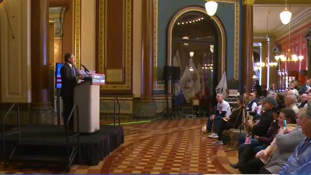 Rick Santorum speaks at rally in Des Moines - Vimarsana News