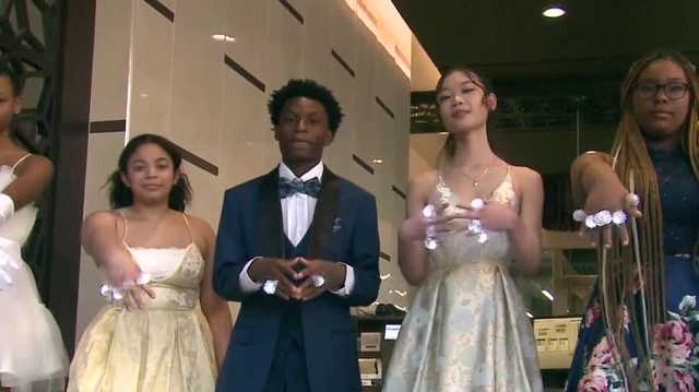 Fashion show fundraiser this weekend will help kids go to prom - Vimarsana News