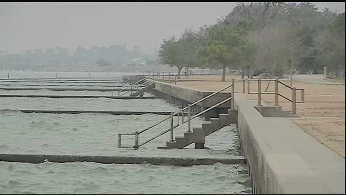 Lakefront flooding in Mandeville takes center stage with proposals for fix