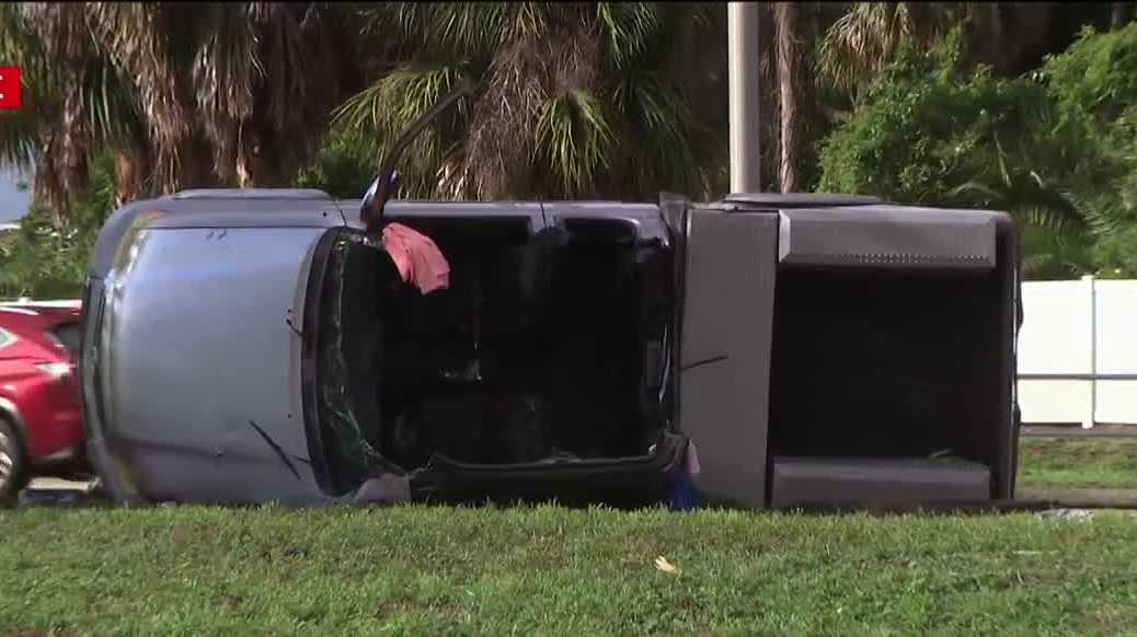 Rollover crash blocks lanes along US-41 Business in North Fort Myers