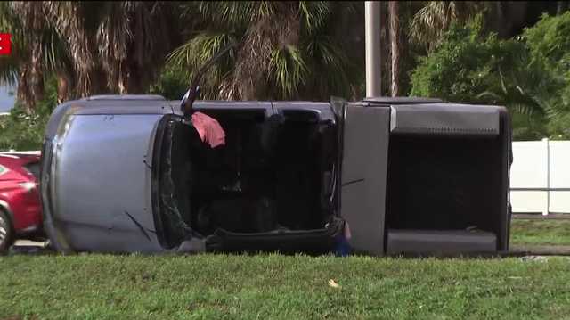 Rollover crash blocks lanes along US-41 Business in North Fort Myers