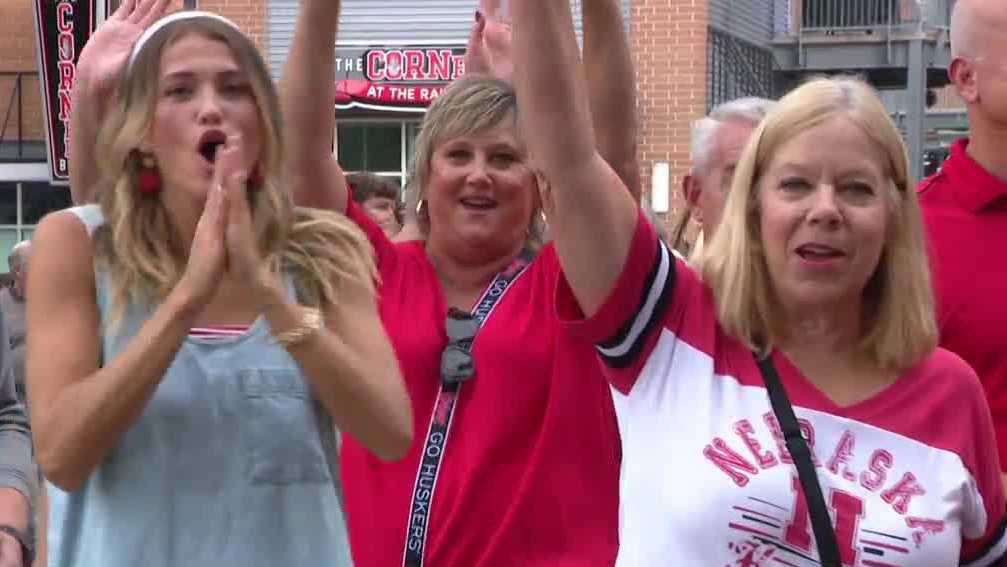 Nebraska volleyball fans pack Pinnacle Bank Arena for first game of the season