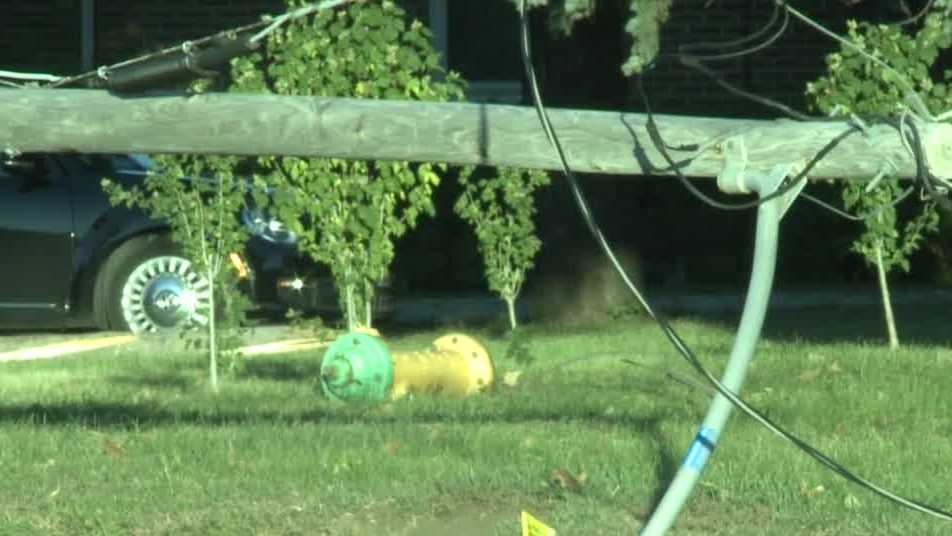 Police chase ends with driver crashing into a utility pole in Des Moines