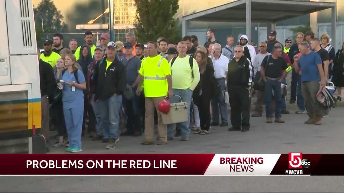 Red Line service restored after vehicle derails
