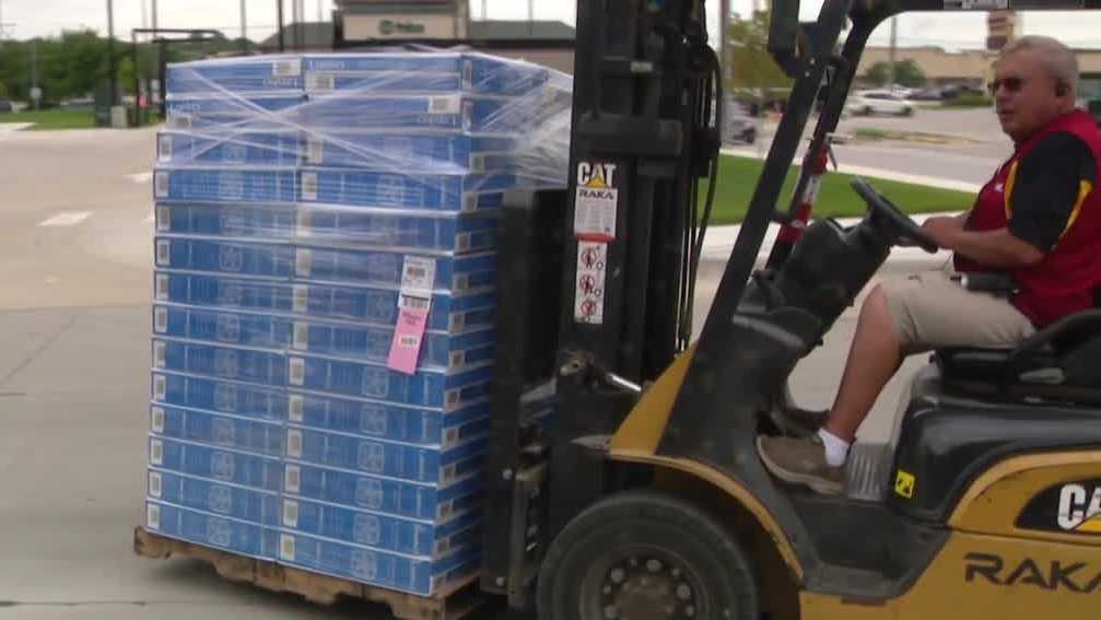 Ace Hardware donates fans to the Salvation Army in Omaha