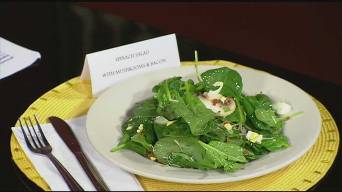 Spinach salad with mushrooms and bacon