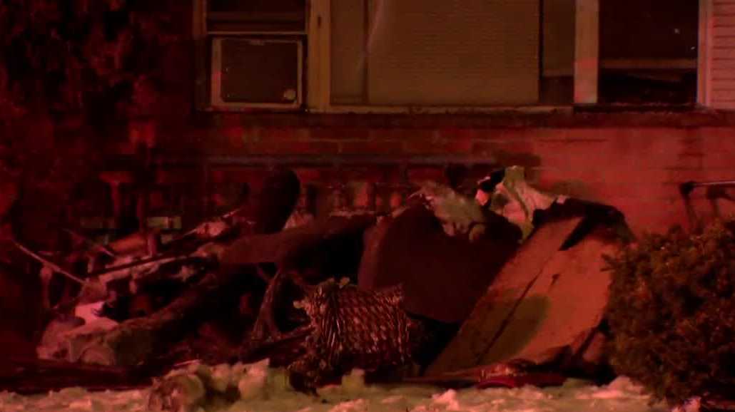 Fire forces apartment building evacuation in Milwaukee