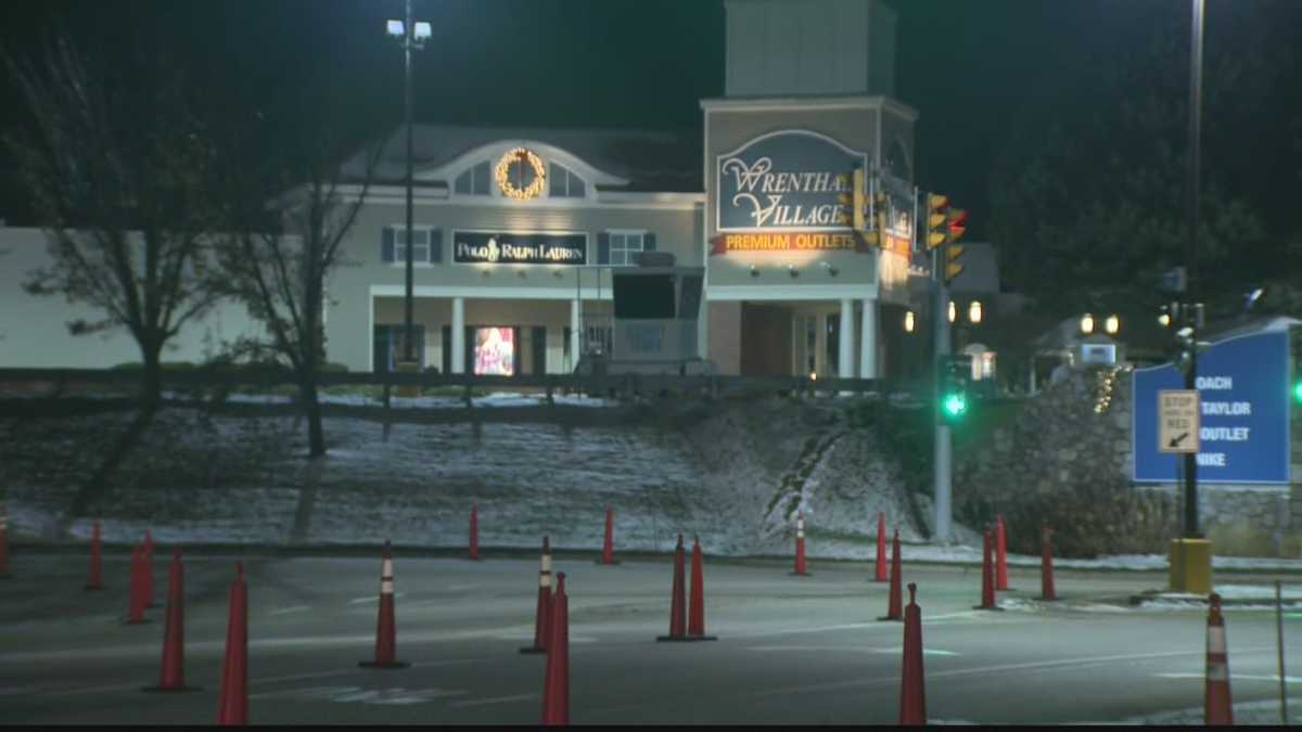 Midnight madness: Shoppers arrive hours before outlets open for Black - What Stores Will Be Open At Midnight On Black Friday