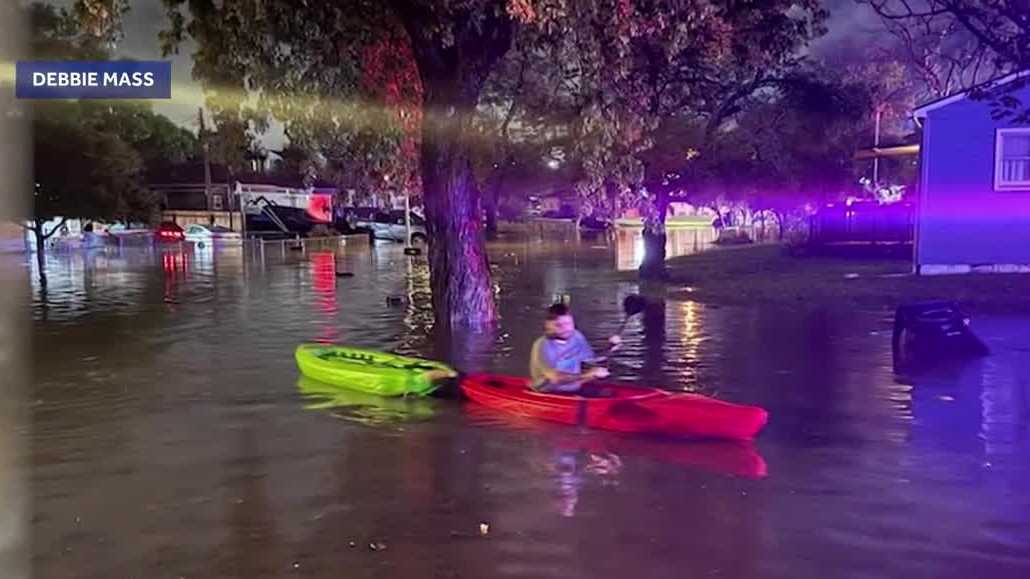 Omaha neighbors work together to escape rising floodwaters