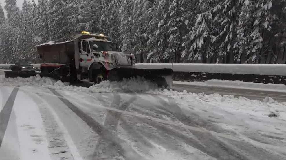 Sierra snowstorm shuts down Interstate 80 for weekend travelers