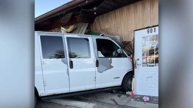 High speed chase sends van flying through southern Indiana convenience store - Vimarsana News