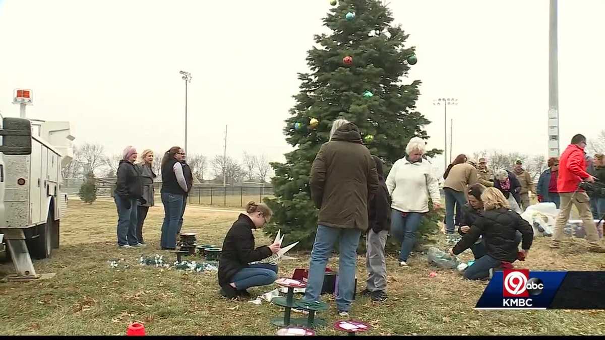 Belton residents redecorate Christmas tree damaged by vandals