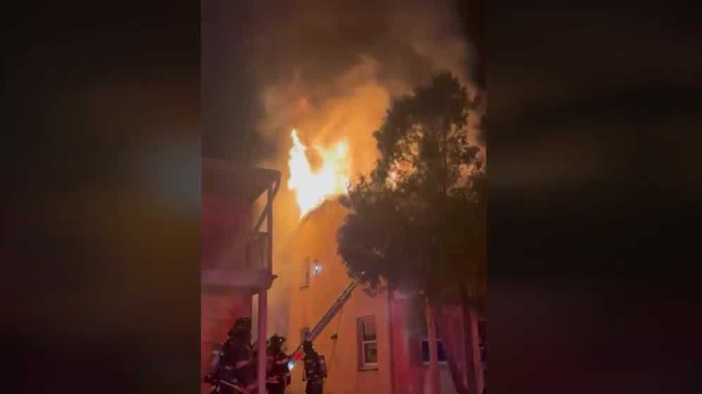 1 firefighter, 1 tenant injured in Milwaukee apartment fire - WISN