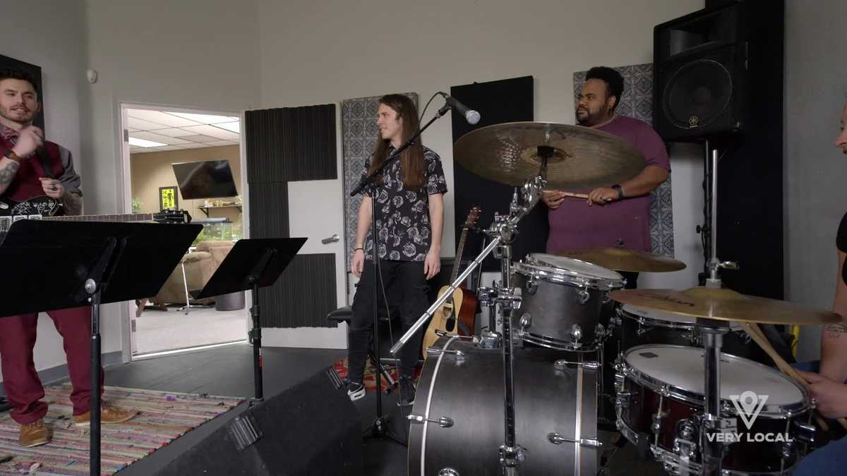 Los concursantes aprenden a tocar música juntos en «Local Love Sacramento»