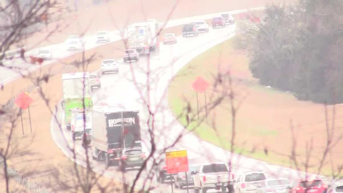Crash briefly shuts down southbound I-35 near Guthrie