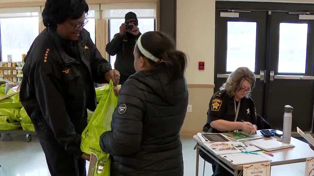 Milwaukee County Sheriff's Office provides Thanksgiving meals to families