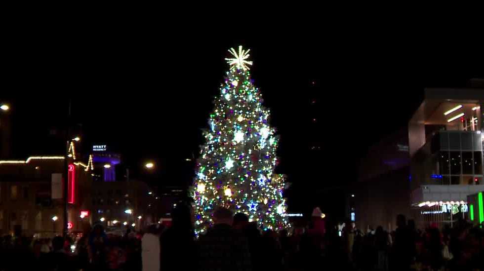 Milwaukee kicks off holiday season with 112th tree-lighting ceremony