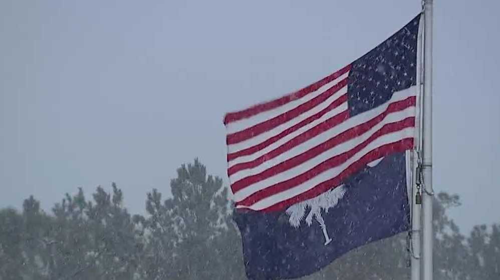 Rare snowfall blankets South Carolina’s Lowcountry, prompting travel warnings overnight