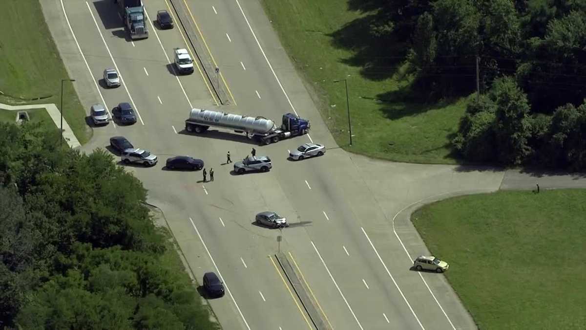 3 hospitalized after crash on Greenbelt Highway in Louisville