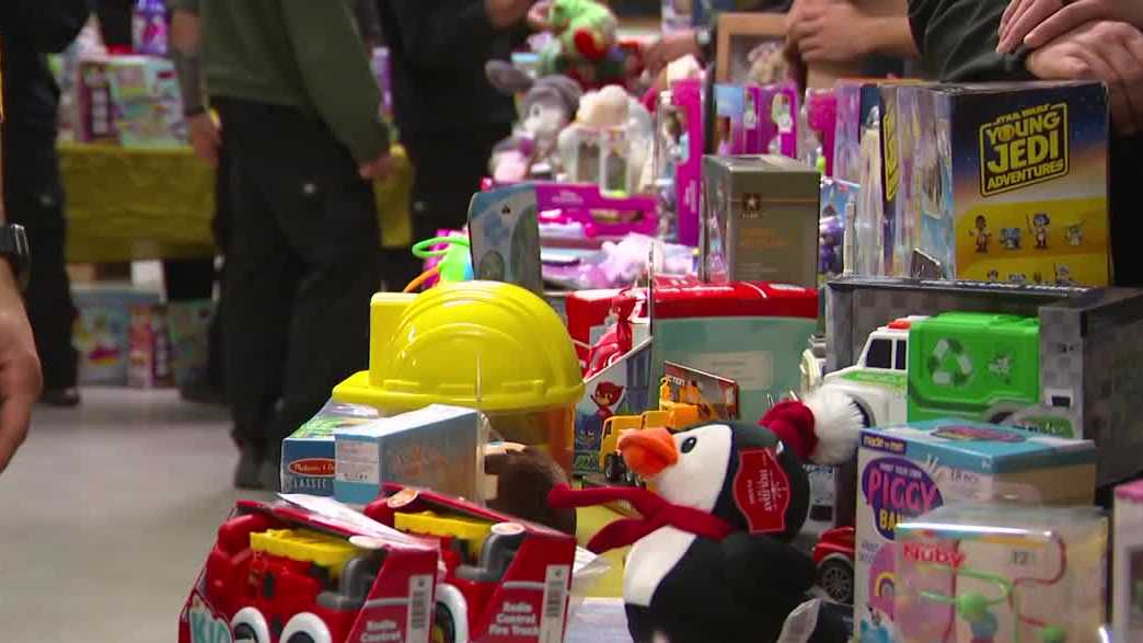 Des Moines toy giveaway strengthens bonds between police and refugee families