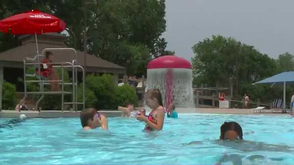 your guide to des moines swimming pools and aquatic centers