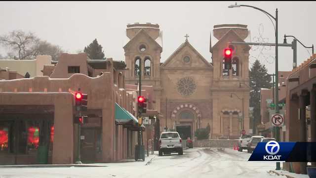 No cold feet for one tourist couple braving the Santa Fe storm - Vimarsana News