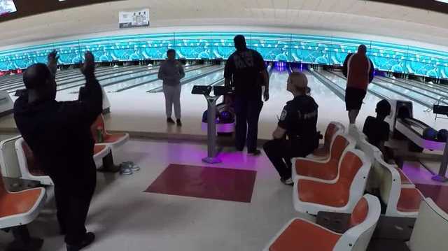 JCPS students bowl with LMPD officers amid busing crisis - Vimarsana News