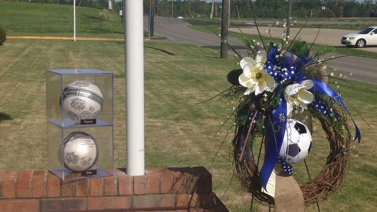 Memorial service honors teens killed in crash