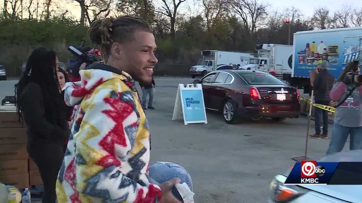 WATCH: A Wholesome Video of Tyrann Mathieu Handing Out Turkeys for  Thanksgiving - EssentiallySports