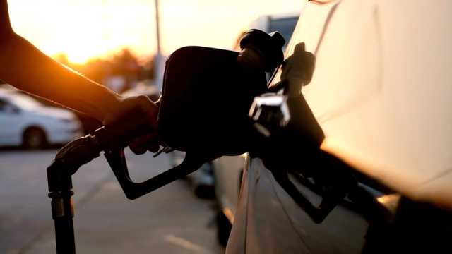 The price of oil is falling. Why aren't gas prices following? - Vimarsana News