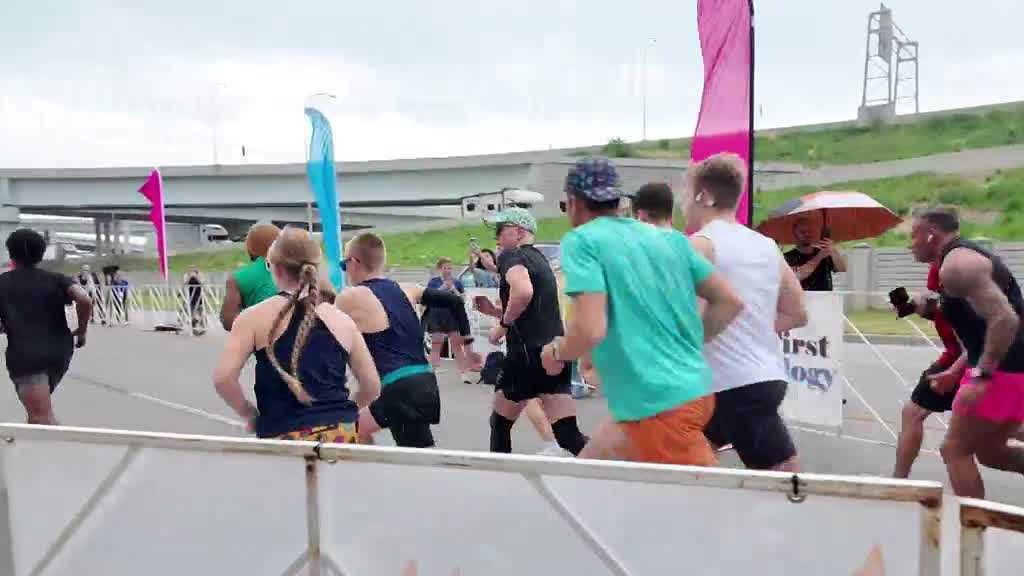 Runners brave the rain at Kentucky Derby Festival 5K
