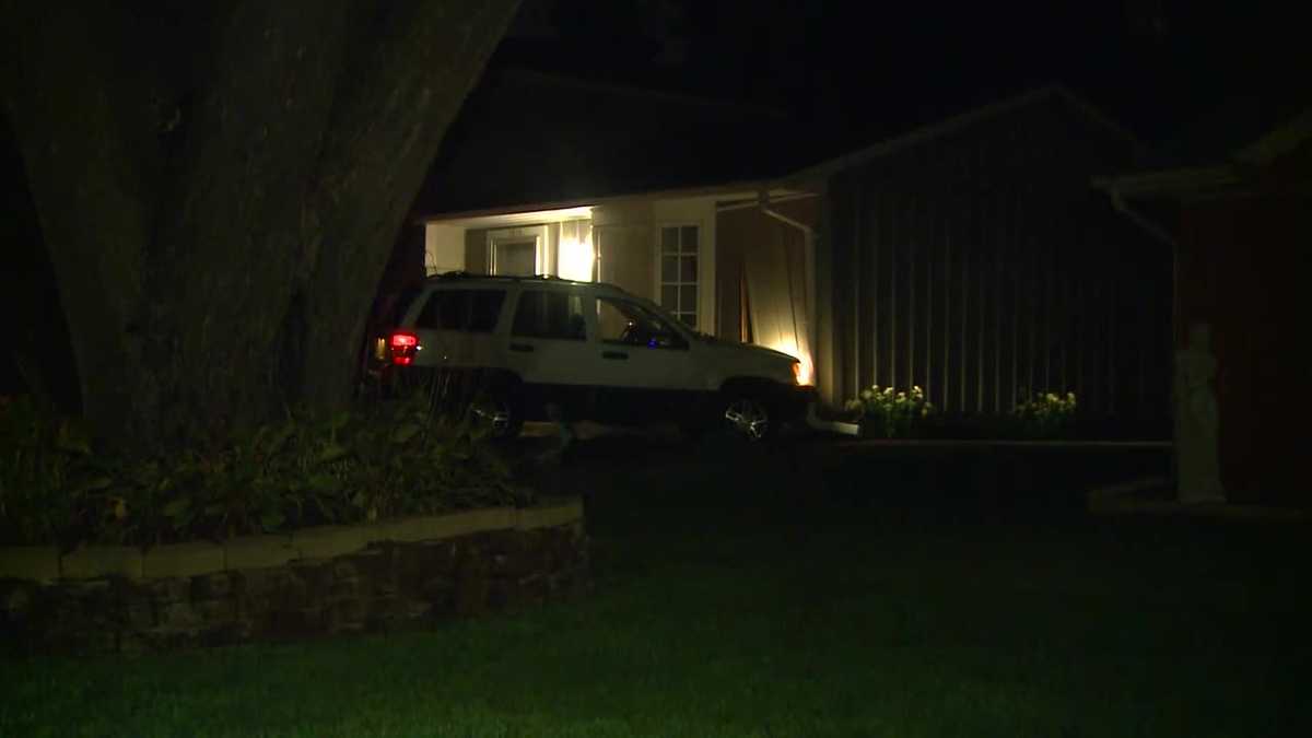 Car Crashes Into House Driver Passengers Flee Scene Car Crashes Into House Driver Passengers Flee Scene