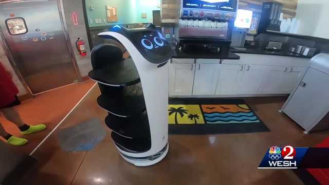 Oviedo pizza shop experiments with robot server - Vimarsana News