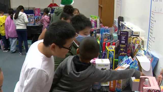Suy:u Elementary School gives Christmas presents for all students - Vimarsana News