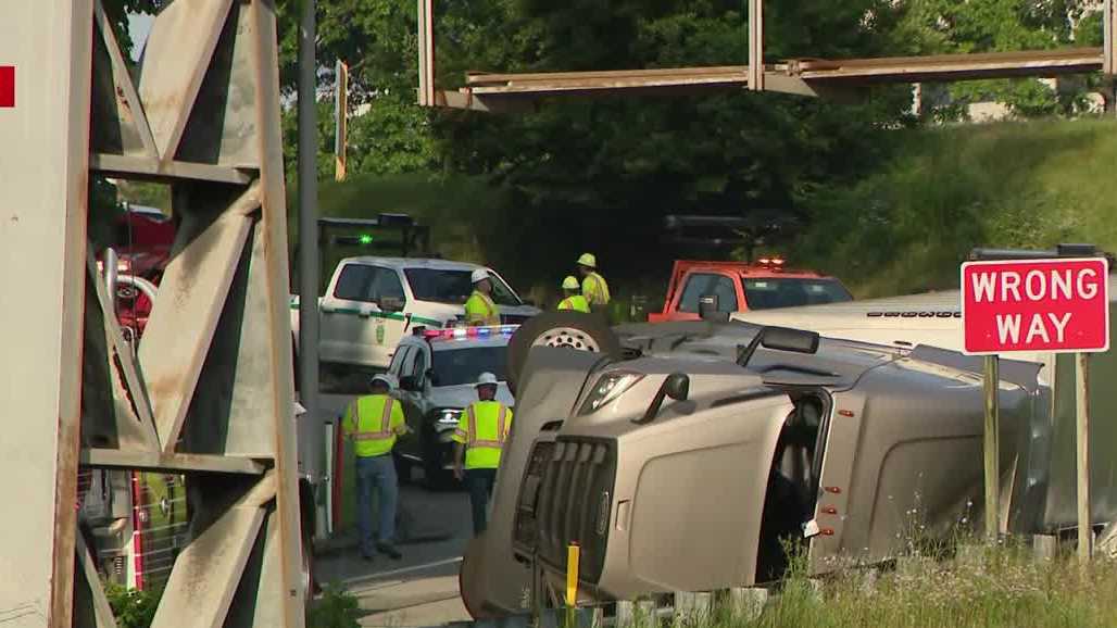 Tractor-trailer crash delays traffic on Pennsylvania Turnpike
