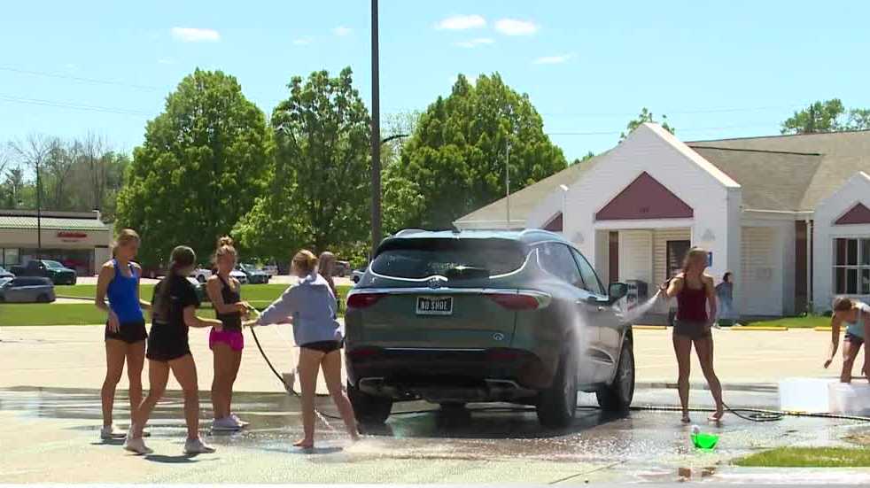 DallasCenter Grimes NHS students host car wash fundraiser for Perry
