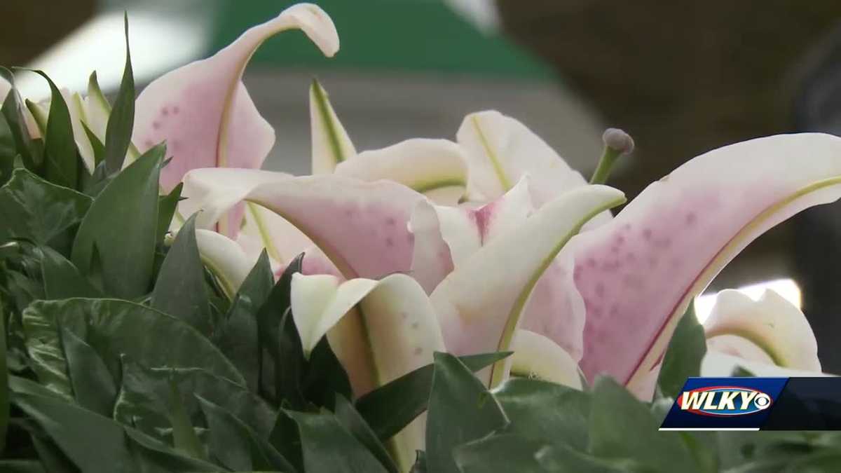 Kroger in Middletown ﻿continues to create traditional Garland of Lilies