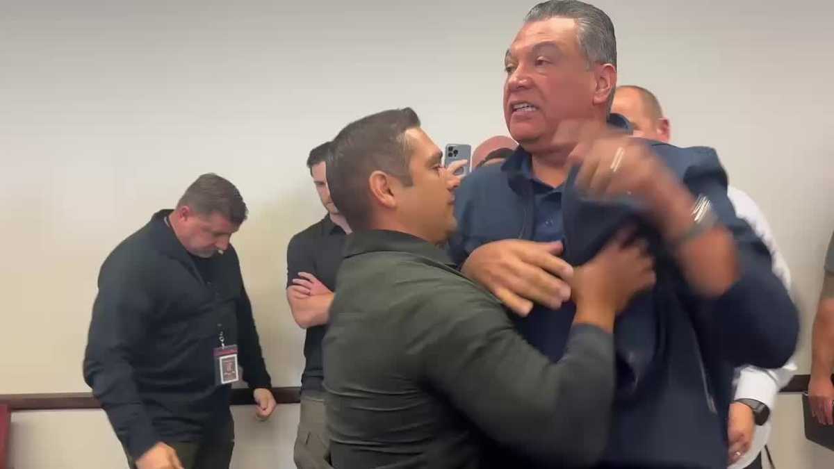 Senator Alex Padilla forcibly detained during Sec. Noem press conference