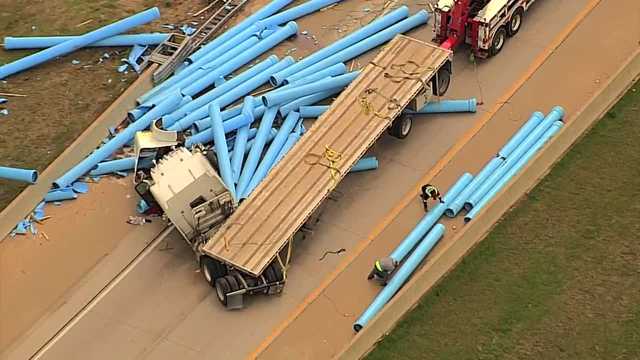Semi-trailer rollover closes northbound I-44 in Oklahoma City - Vimarsana News