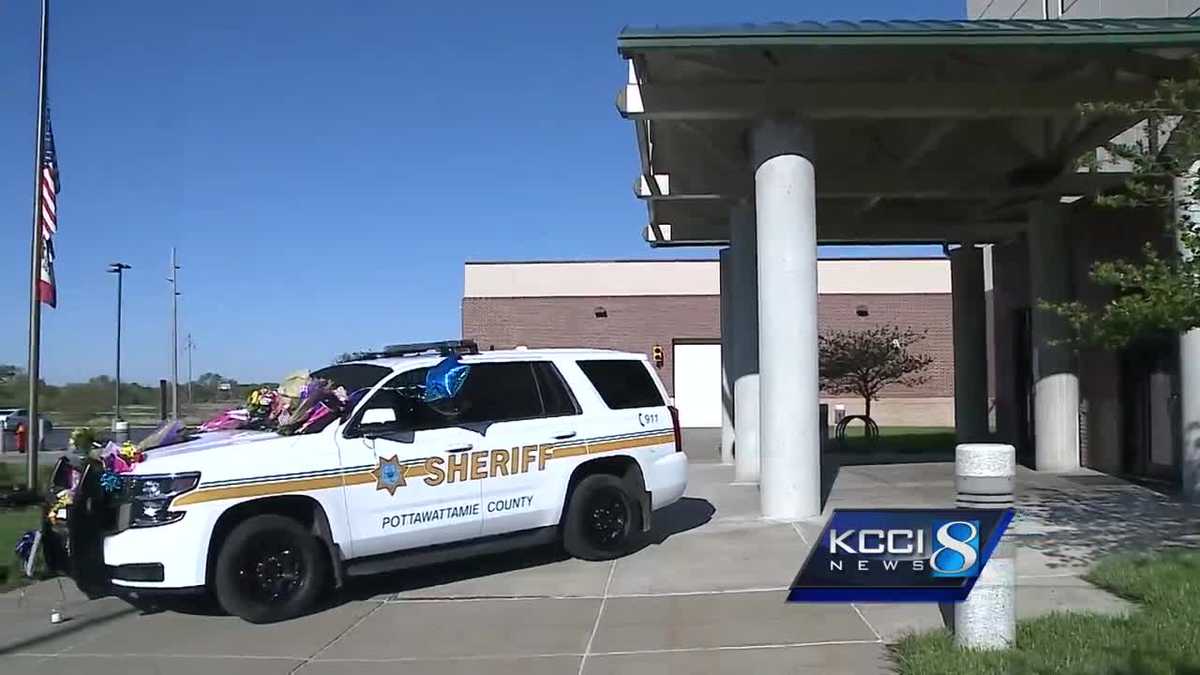 Memorial grows after death of Iowa deputy