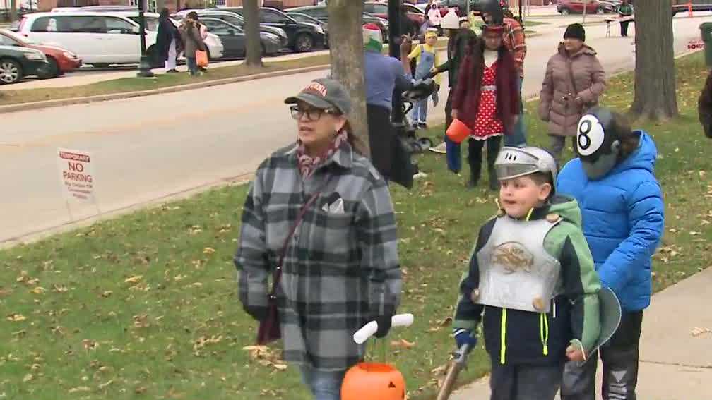 Greendale trickortreaters celebrate Halloween in annual Hallowings