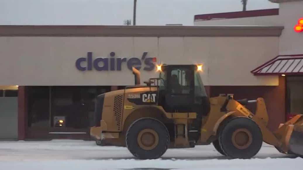 Oklahoma restaurant employees shovel snow for those still working during winter storm