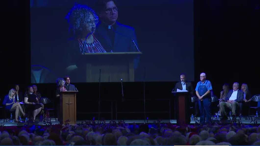 Iowa candidates make promises on water, school funding and more