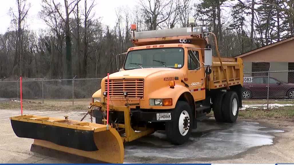 Georgia DOT urges drivers to stay off roads as bands of snow shift south and east